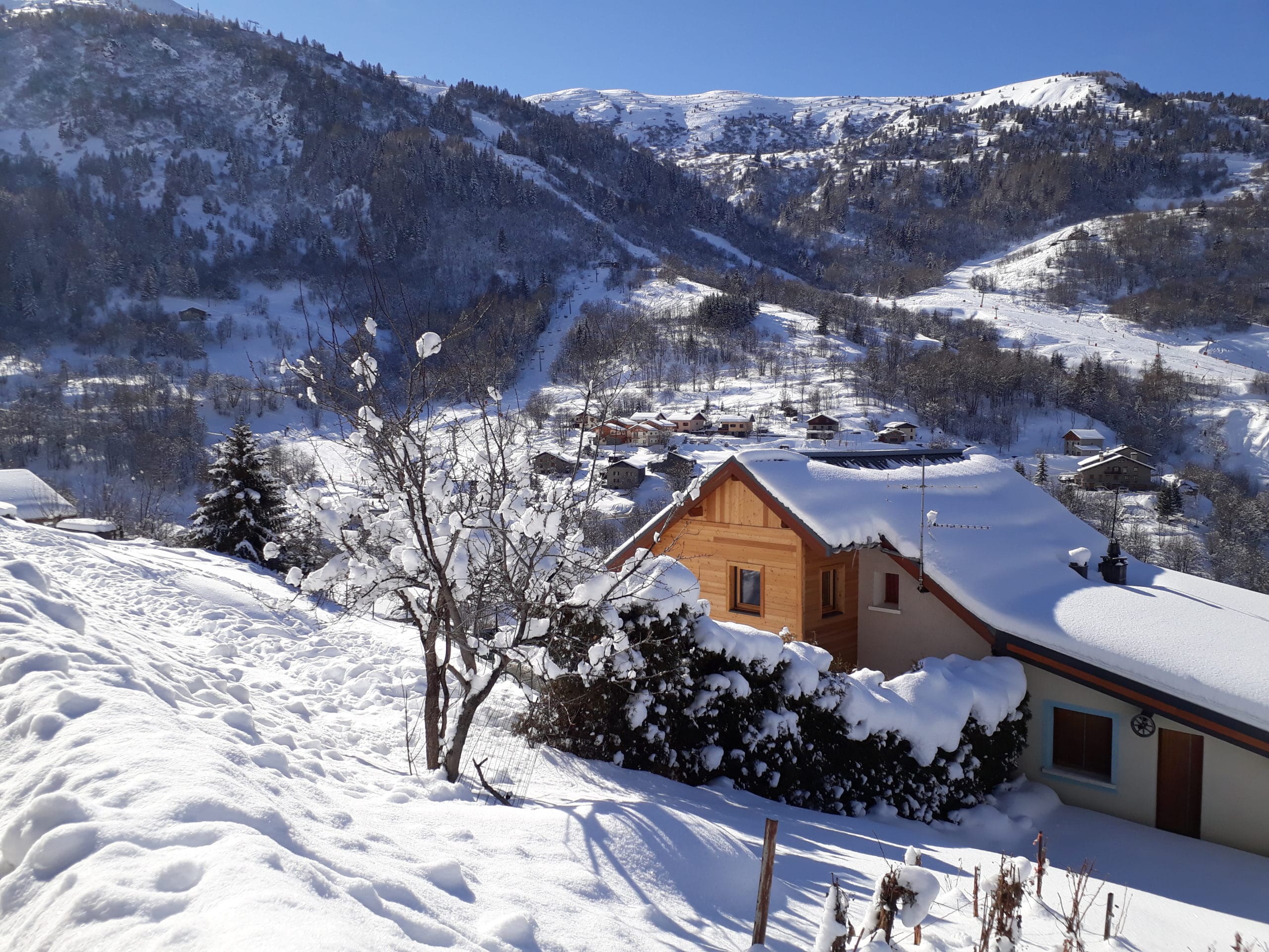 Chalet les Garands en hiver à Valmenier village